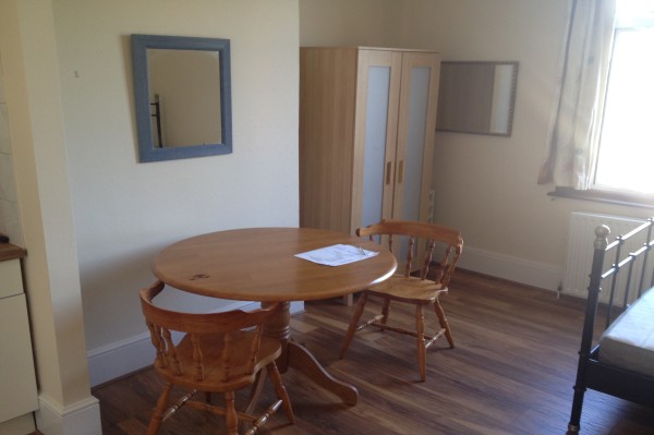 Double Room/Bedsit to Let